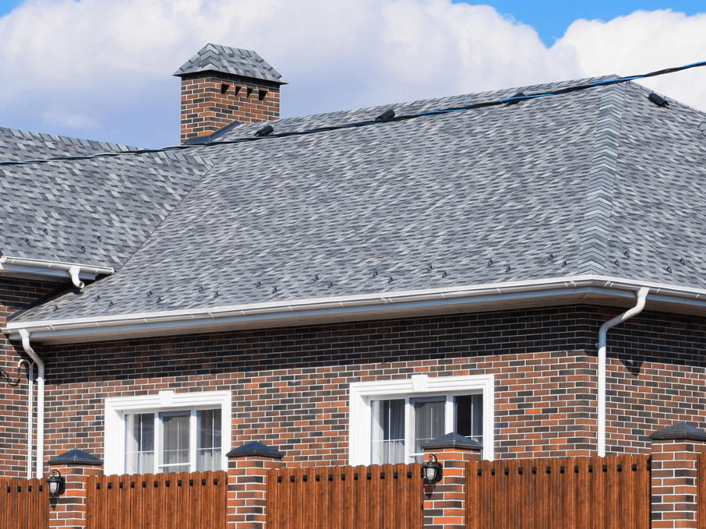 Home with noise in color scheme - Owens Corning roof and colorful brick
